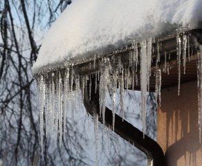 Panică la Urgențe! Caransebeșul sub asediul gheții: zeci de oameni ajung cu oase rupte, loviți de țurțuri uriașe!