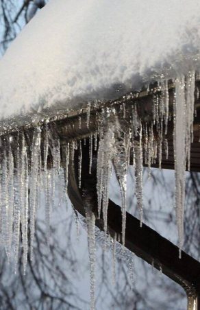 Panică la Urgențe! Caransebeșul sub asediul gheții: zeci de oameni ajung cu oase rupte, loviți de țurțuri uriași!