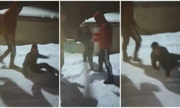  BĂTAIE SÂNGEROASĂ ÎN CARANSEBEȘ! Doi adolescenți și-au TERORIZAT prietenul: "LOVEȘTE-L, DĂ-I MAI TARE!" Victima, JEFUITĂ de 1.850 de lei după ce a fost TRÂNTITĂ LA PĂMÂNT!