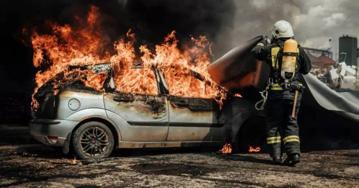 HORROR în Reșița! PIROMAN FURIOS ARDE DOUA SUV-URI în plină noapte – mașini carbonizate, Poliția pe urmele criminalului!