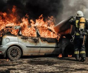 HORROR în Reșița! PIROMAN FURIOS ARDE DOUA SUV-URI în plină noapte – mașini carbonizate, Poliția pe urmele criminalului!
