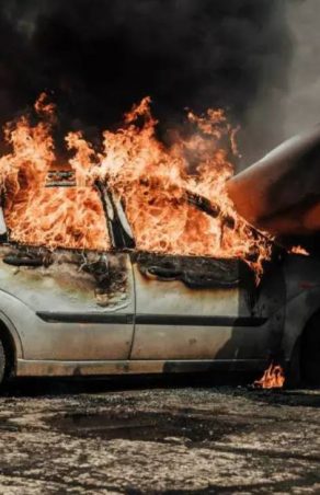 HORROR în Reșița! PIROMAN FURIOS ARDE DOUA SUV-URI în plină noapte – mașini carbonizate, Poliția pe urmele criminalului!