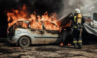 HORROR în Reșița! PIROMAN FURIOS ARDE DOUA SUV-URI în plină noapte – mașini carbonizate, Poliția pe urmele criminalului!