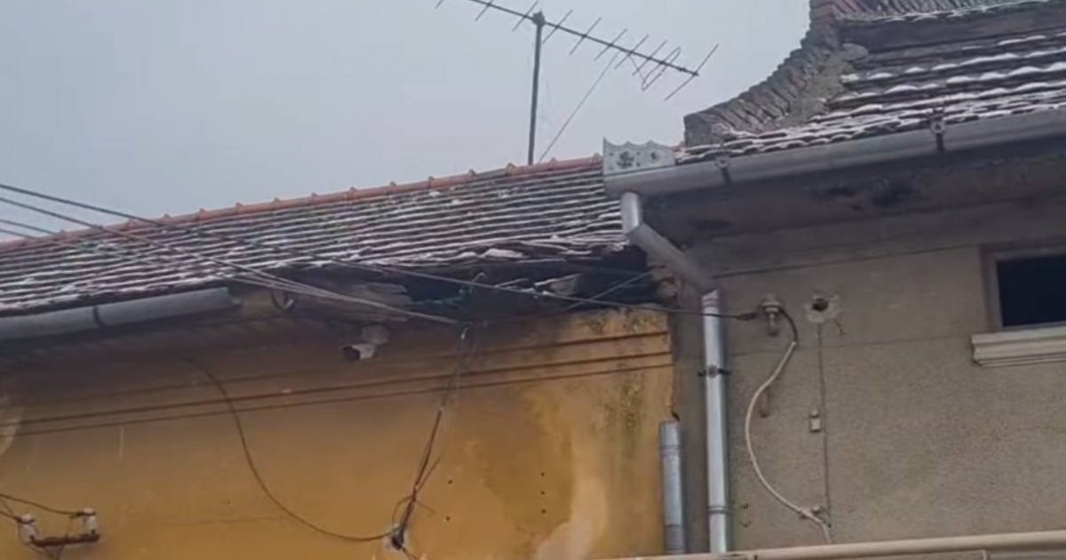 Incident ȘOCANT în centrul Caransebeșului:Femeie zdrobită de tencuială căzută din senin în plină zi: "A fost un miracol că nu a murit!"