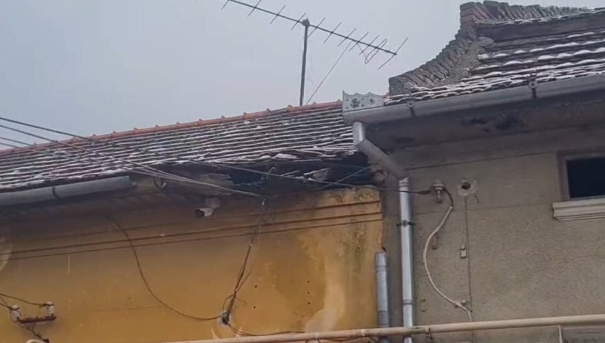 Incident ȘOCANT în centrul Caransebeșului:Femeie zdrobită de tencuială căzută din senin în plină zi: „A fost un miracol că nu a murit!”