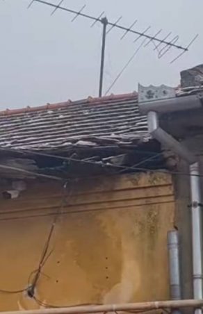 Incident ȘOCANT în centrul Caransebeșului:Femeie zdrobită de tencuială căzută din senin în plină zi: "A fost un miracol că nu a murit!"