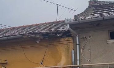 Incident ȘOCANT în centrul Caransebeșului:Femeie zdrobită de tencuială căzută din senin în plină zi: "A fost un miracol că nu a murit!"