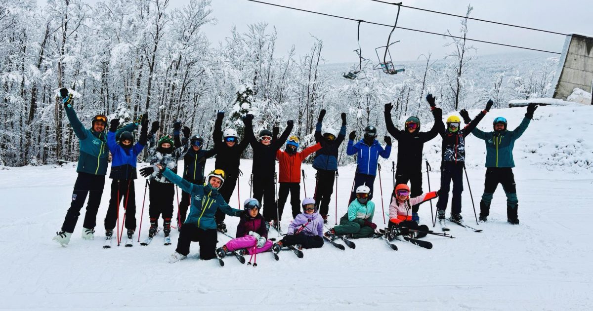 Zăpada, prietenia și curajul: Cum o tabără de schi de la Văliug le schimbă copiilor vacanța de iarnă