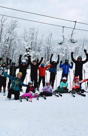 Zăpada, prietenia și curajul: Cum o tabără de schi de la Văliug le schimbă copiilor vacanța de iarnă