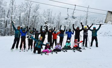 Zăpada, prietenia și curajul: Cum o tabără de schi de la Văliug le schimbă copiilor vacanța de iarnă