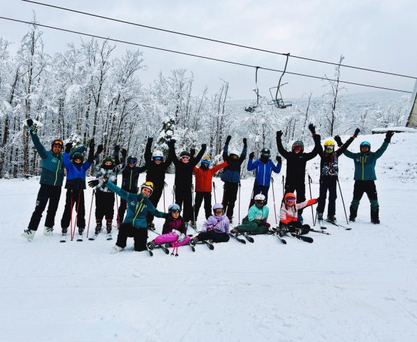 Zăpada, prietenia și curajul: Cum o tabără de schi de la Văliug le schimbă copiilor vacanța de iarnă