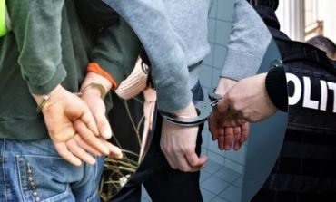 TEROARE PE STRĂZILE REȘIȚEI! O ASISTENTĂ MEDICALĂ, BĂTUTĂ CU SĂLBĂTICIE ȘI JEFUITĂ DE DOI PUȘTI DIN CARANSEBEȘ!