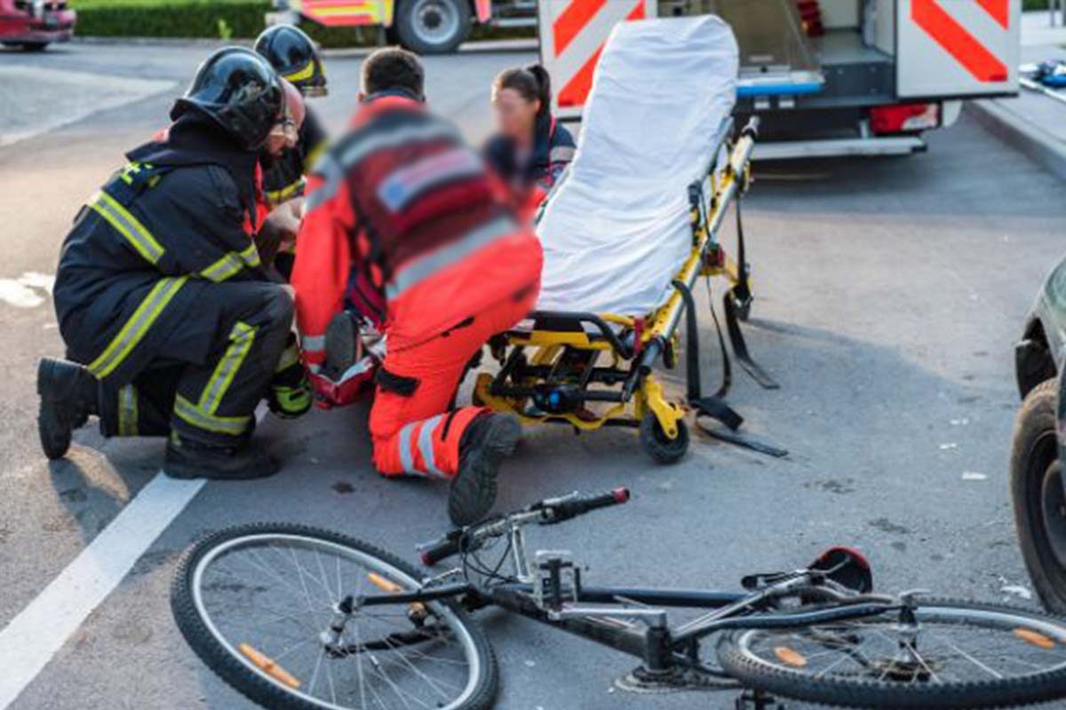 SCANDAL PE PISTA DE BICICLETA din Reșița! Bătrân de 69 de ani o pălmuiește pe minora care l-a răsturnat cu bicicleta — ea a depus acum plângere