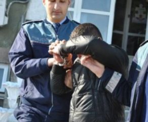 ȘOC ÎN REȘIȚA! Doi adolescenți de 15 și 16 ani, arestați pentru o tâlhărie brutală pe stradă: „Au lovit-o ca pe un sac și i-au smuls poșeta!”