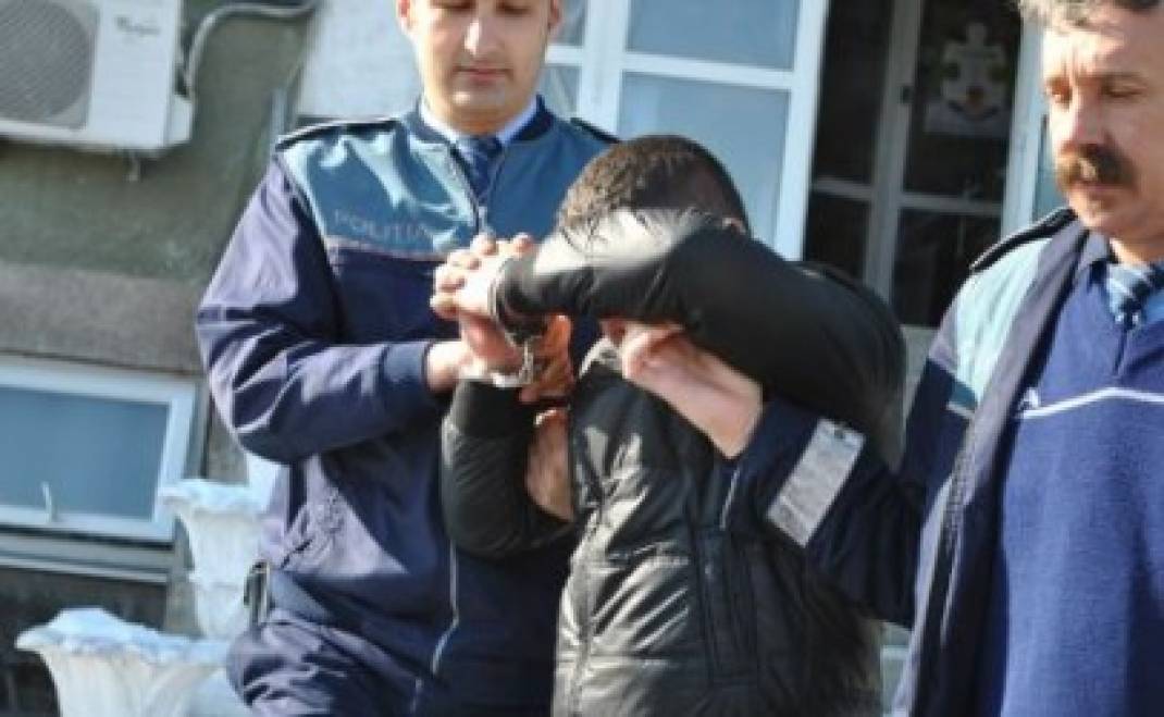 ȘOC ÎN REȘIȚA! Doi adolescenți de 15 și 16 ani, arestați pentru o tâlhărie brutală pe stradă: „Au lovit-o ca pe un sac și i-au smuls poșeta!”