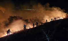 IADUL ALB PE MUNȚII BANATULUI! POMPIERII SE LUPTĂ CU FLĂCĂRILE DIN ELICOPTERE – JUDEȚUL CARAȘ-SEVERIN E SUB ASEDIU!