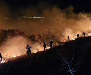 IADUL ALB PE MUNȚII BANATULUI! POMPIERII SE LUPTĂ CU FLĂCĂRILE DIN ELICOPTERE – JUDEȚUL CARAȘ-SEVERIN E SUB ASEDIU!