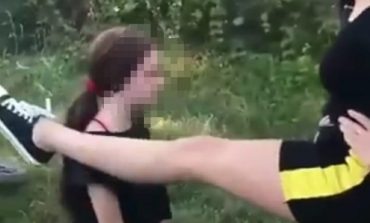 EXCLUSIV! TERORIZATĂ ÎN PLIN CENTRU! O copilă de 13 ani, bătută cu cruzime de o „bandă” de minore! Imaginile horror au ajuns pe internet!