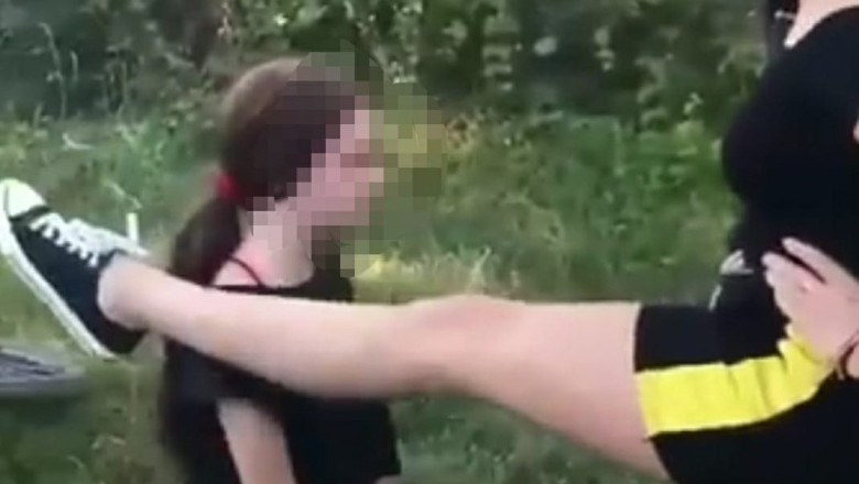 EXCLUSIV! TERORIZATĂ ÎN PLIN CENTRU! O copilă de 13 ani, bătută cu cruzime de o „bandă” de minore! Imaginile horror au ajuns pe internet!