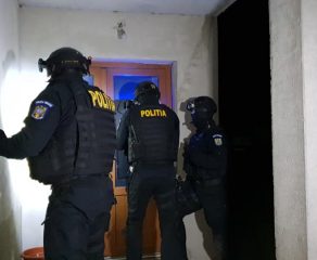 BOMBA ANULUI ÎN CARAȘ-SEVERIN! Tânăr de 28 de ani, săltat de DIICOT după un scenariu de coșmar! Ce făcea cu o copilă de 15 ani în timp ce filma totul cu telefonul!