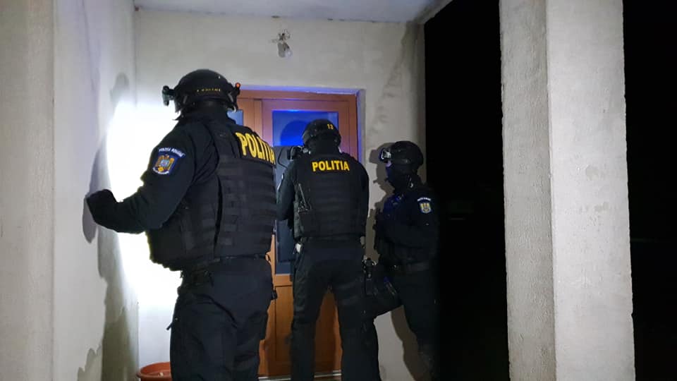 BOMBA ANULUI ÎN CARAȘ-SEVERIN! Tânăr de 28 de ani, săltat de DIICOT după un scenariu de coșmar! Ce făcea cu o copilă de 15 ani în timp ce filma totul cu telefonul!