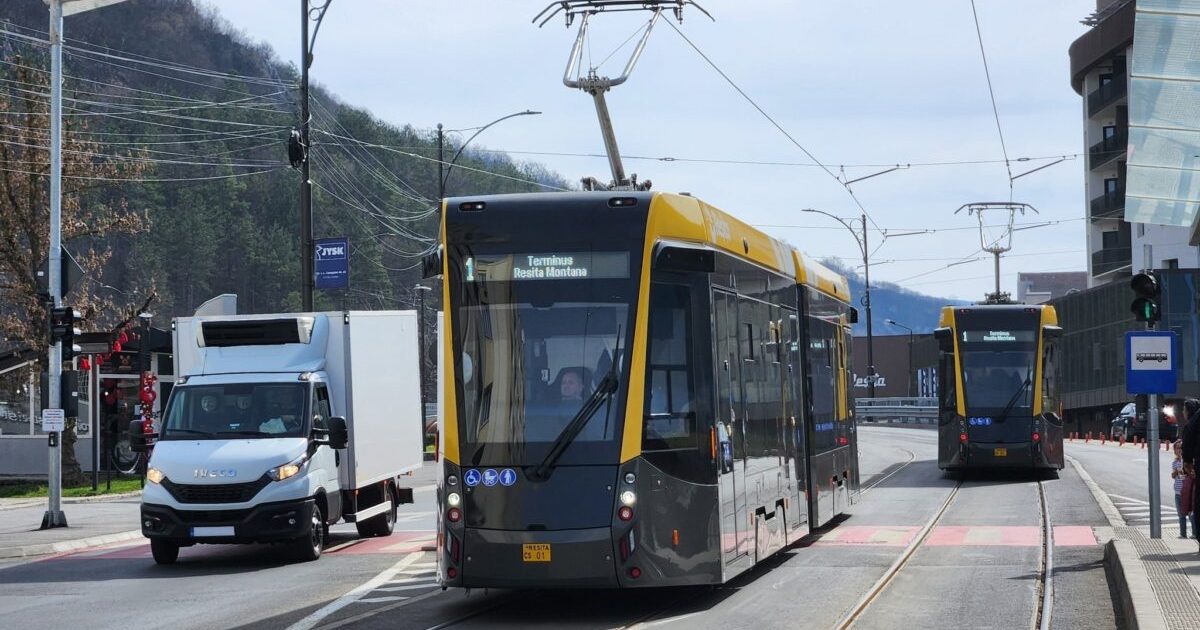 ISTORIA TRANSPORTULUI PUBLIC ÎN REȘIȚA: DE LA CĂRUȚE LA TRAMVAIUL ELECTRIC (ȘI ÎNAPOI)