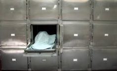 APOCALIPSA SINGURĂTĂȚII LA REȘIȚA! Cadavrul unui bătrân, uitat de lume jumătate de an într-un apartament al groazei!