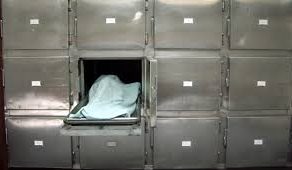APOCALIPSA SINGURĂTĂȚII LA REȘIȚA! Cadavrul unui bătrân, uitat de lume jumătate de an într-un apartament al groazei!
