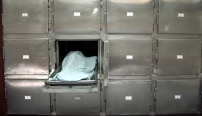 APOCALIPSA SINGURĂTĂȚII LA REȘIȚA! Cadavrul unui bătrân, uitat de lume jumătate de an într-un apartament al groazei!