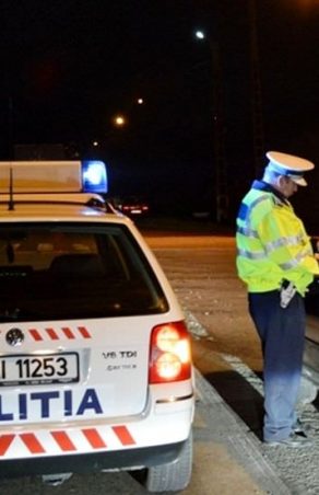 HAOS ÎN CARANSEBEȘ! Un albanez și o femeie misterioasă au făcut circ de proporții în fața polițiștilor! Încătușați și târâți la spital după un refuz total!