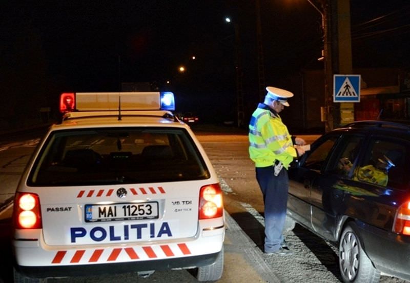 HAOS ÎN CARANSEBEȘ! Un albanez și o femeie misterioasă au făcut circ de proporții în fața polițiștilor! Încătușați și târâți la spital după un refuz total!