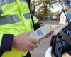 DEZASTRU ÎN CENTRUL REȘIȚEI! Un bărbat de 47 de ani a făcut praf trei mașini și a declanșat un scandal monstru cu polițiștii! "Nu pun gura pe fiolă!"