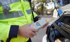 DEZASTRU ÎN CENTRUL REȘIȚEI! Un bărbat de 47 de ani a făcut praf trei mașini și a declanșat un scandal monstru cu polițiștii! "Nu pun gura pe fiolă!"