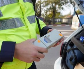 DEZASTRU ÎN CENTRUL REȘIȚEI! Un bărbat de 47 de ani a făcut praf trei mașini și a declanșat un scandal monstru cu polițiștii! "Nu pun gura pe fiolă!"