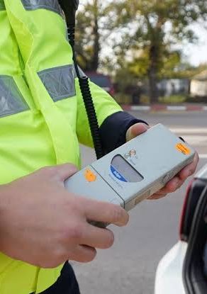 DEZASTRU ÎN CENTRUL REȘIȚEI! Un bărbat de 47 de ani a făcut praf trei mașini și a declanșat un scandal monstru cu polițiștii! "Nu pun gura pe fiolă!"