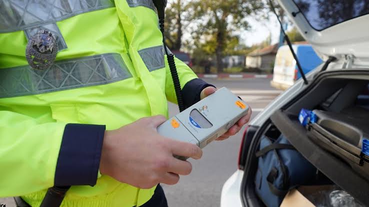DEZASTRU ÎN CENTRUL REȘIȚEI! Un bărbat de 47 de ani a făcut praf trei mașini și a declanșat un scandal monstru cu polițiștii! „Nu pun gura pe fiolă!”