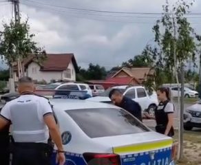 SCANDAL MONSTRU LA CORNEA! Un meci de fotbal între copii s-a transformat într-un MĂCEL pe terenul școlii!