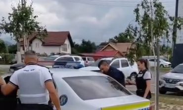 SCANDAL MONSTRU LA CORNEA! Un meci de fotbal între copii s-a transformat într-un MĂCEL pe terenul școlii!