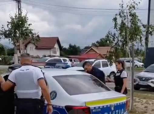 SCANDAL MONSTRU LA CORNEA! Un meci de fotbal între copii s-a transformat într-un MĂCEL pe terenul școlii!