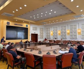 S-A AFLAT TOTUL DE LA PREFECTURA CARAȘ-SEVERIN! Ce s-a decis în spatele ușilor închise pentru bunicii județului și viitorul elevilor!