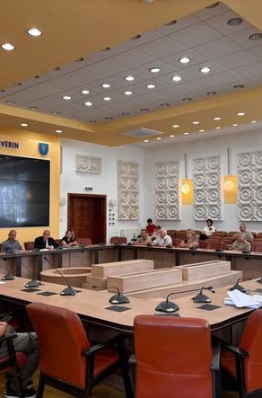S-A AFLAT TOTUL DE LA PREFECTURA CARAȘ-SEVERIN! Ce s-a decis în spatele ușilor închise pentru bunicii județului și viitorul elevilor!