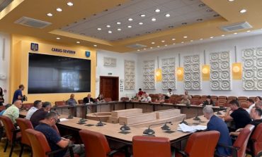 S-A AFLAT TOTUL DE LA PREFECTURA CARAȘ-SEVERIN! Ce s-a decis în spatele ușilor închise pentru bunicii județului și viitorul elevilor!