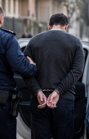 BOMBĂ ÎN TRENUL GROAZEI! Criminal din București, HAITUIT și CAPTURAT de polițiști între stații: Ce ascundea în buzunare când i-au pus cătușele!