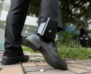 BOMBĂ ÎN POLIȚIE! Un om al legii din Caransebeș, BĂGAT SUB CHEIE DIGITALĂ: Judecătorii i-au pus BRĂȚARĂ ELECTRONICĂ la picior!