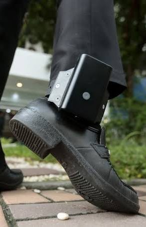BOMBĂ ÎN POLIȚIE! Un om al legii din Caransebeș, BĂGAT SUB CHEIE DIGITALĂ: Judecătorii i-au pus BRĂȚARĂ ELECTRONICĂ la picior!