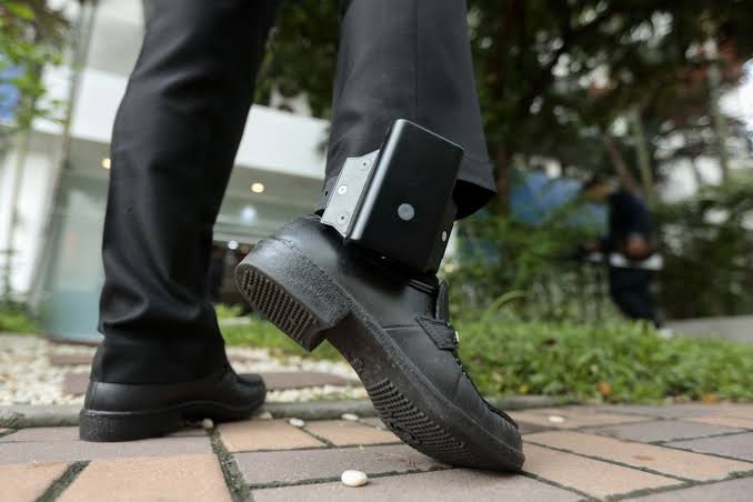 BOMBĂ ÎN POLIȚIE! Un om al legii din Caransebeș, BĂGAT SUB CHEIE DIGITALĂ: Judecătorii i-au pus BRĂȚARĂ ELECTRONICĂ la picior!
