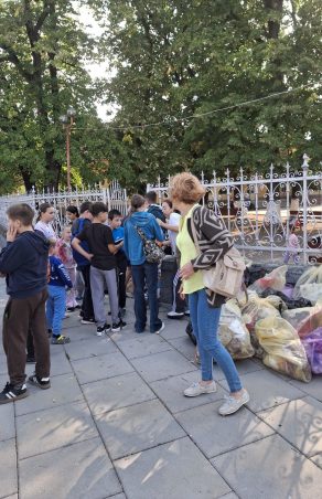 MOMENT ISTORIC LA RĂCĂȘDIA! Ce au făcut copiii din comună i-a lăsat mască pe toți: „Nu am mai văzut așa ceva!”