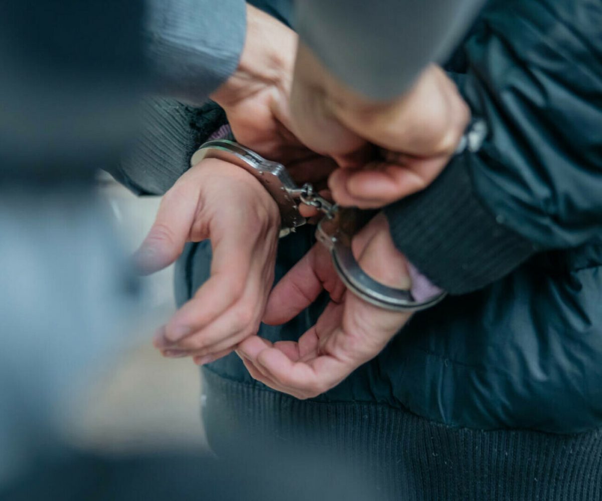 BĂTAIE SĂLBATICĂ LA REȘIȚA! UN BĂRBAT A FĂCUT PRĂPĂD ÎN CASA PARTENEREI: TREI VICTIME DESFIGURATE!
