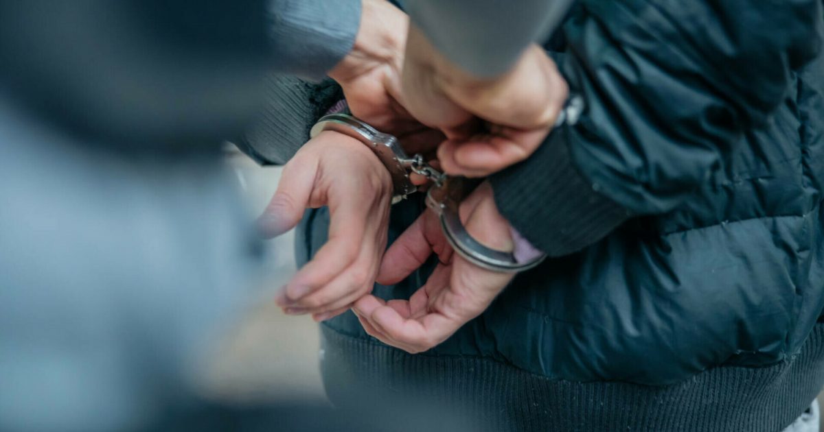 BĂTAIE SĂLBATICĂ LA REȘIȚA! UN BĂRBAT A FĂCUT PRĂPĂD ÎN CASA PARTENEREI: TREI VICTIME DESFIGURATE!