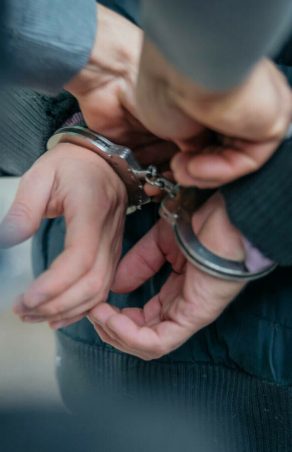 BĂTAIE SĂLBATICĂ LA REȘIȚA! UN BĂRBAT A FĂCUT PRĂPĂD ÎN CASA PARTENEREI: TREI VICTIME DESFIGURATE!